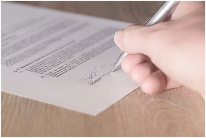 How to Become a Contract Lawyer  